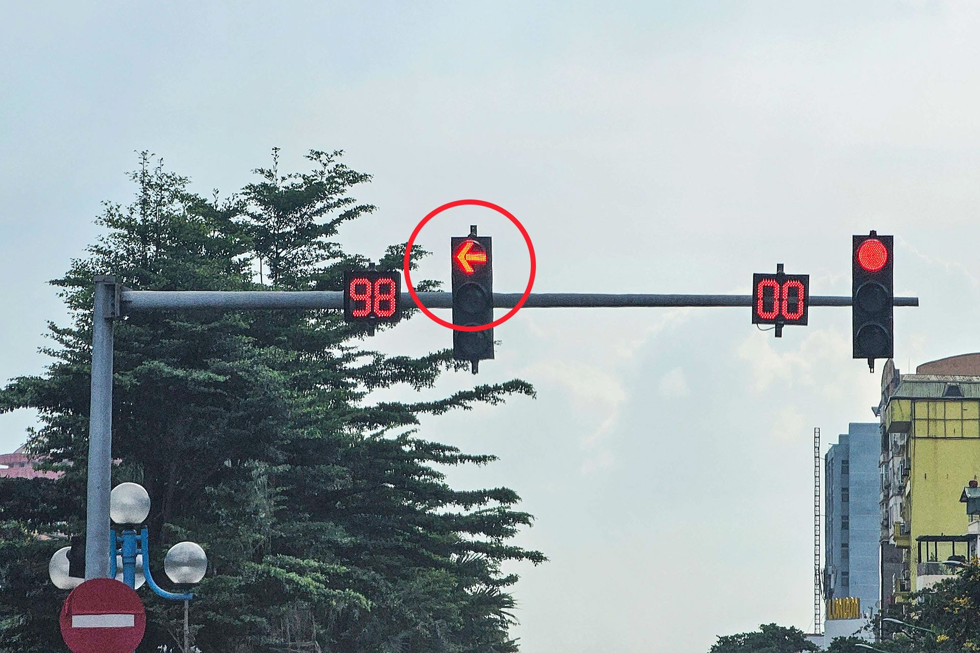 Đèn đỏ có mũi tên rẽ trái 'không cấm' quay đầu xe, sự thật ít người biết