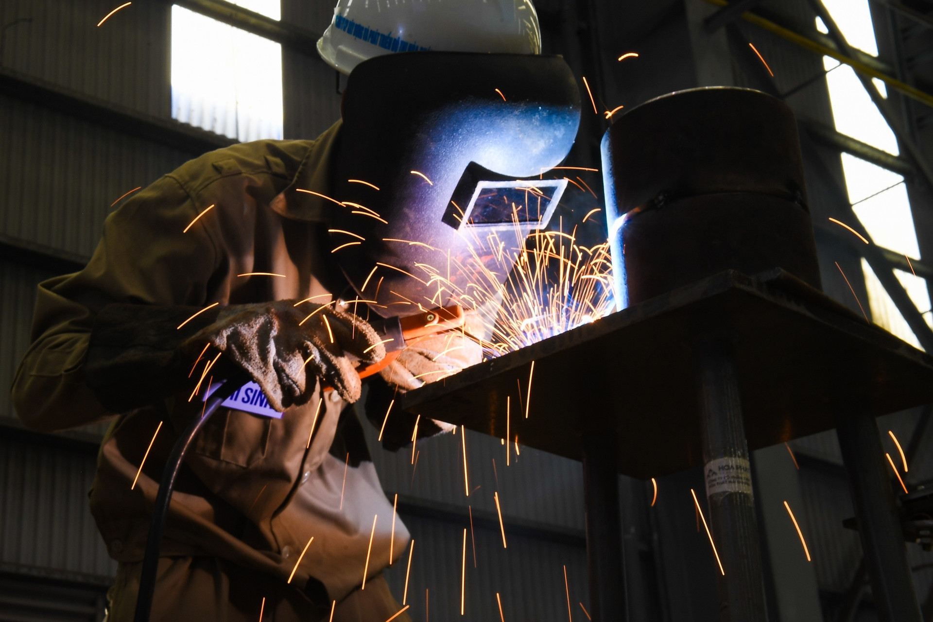 Lạ lùng cuộc so tài mài cắt, hàn xì của công nhân thép