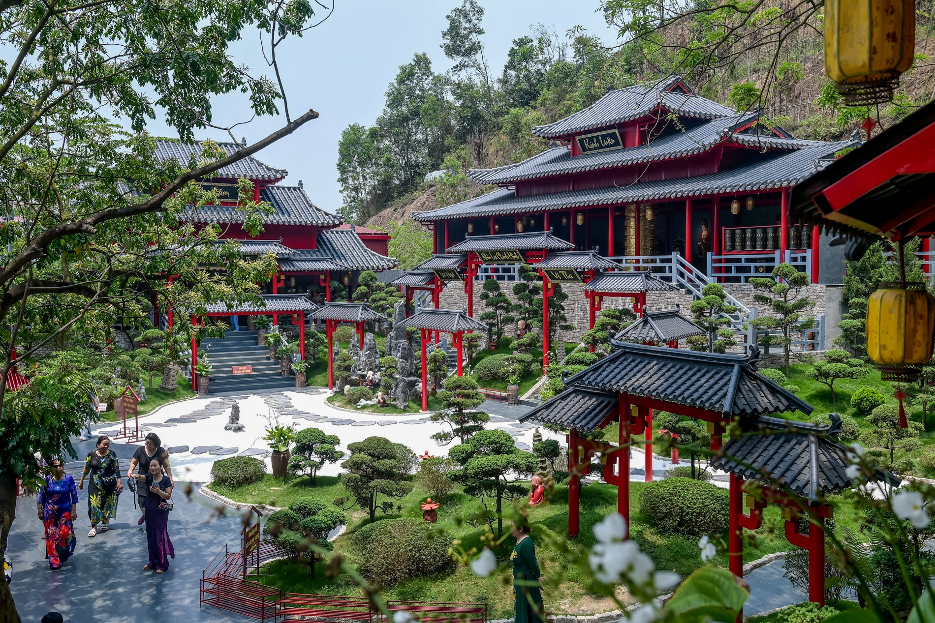 Ngôi chùa ở Ninh Bình cảnh đẹp như tranh vẽ, du khách mê mẩn dừng chân chụp ảnh