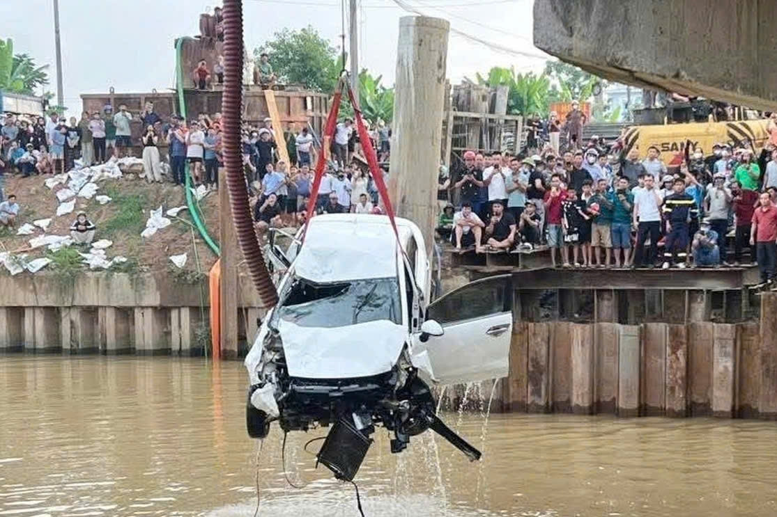 Ô tô rơi xuống sông sau khi tông 2 xe máy, đang tìm người mất tích
