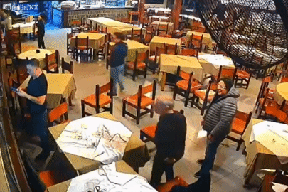 Tài xế xe Lexus điên cuồng lao thẳng vào nhà hàng để giải quyết mâu thuẫn