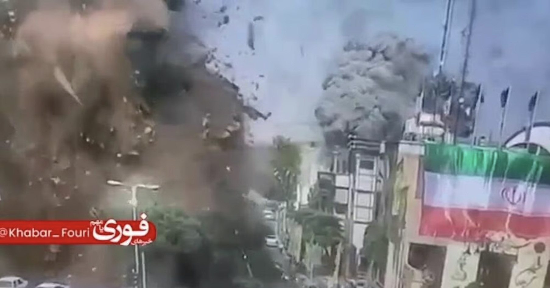 Tổng thống Iran bị thương trong cuộc không kích...