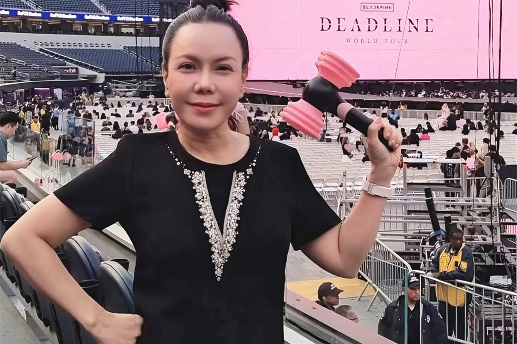 Trương Ngọc Ánh tuyên bố độc thân, Việt Hương 'đu' concert BLACKPINK