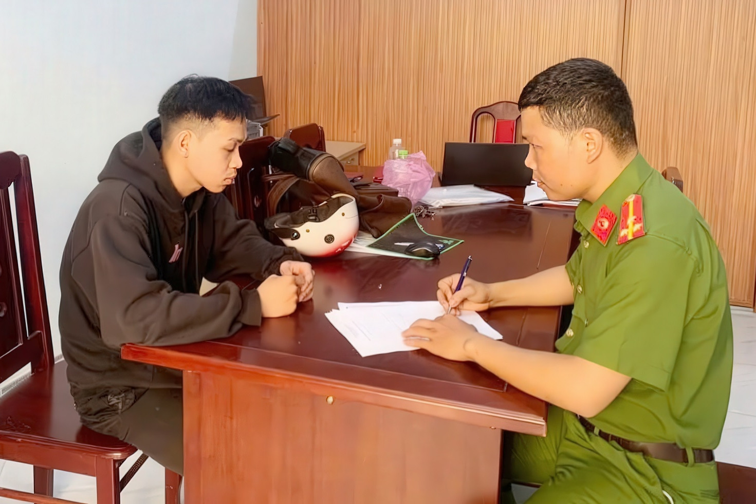Vờ mua vé số, thanh niên giật sợi dây chuyền vàng gần 19 triệu của cụ bà 83 tuổi
