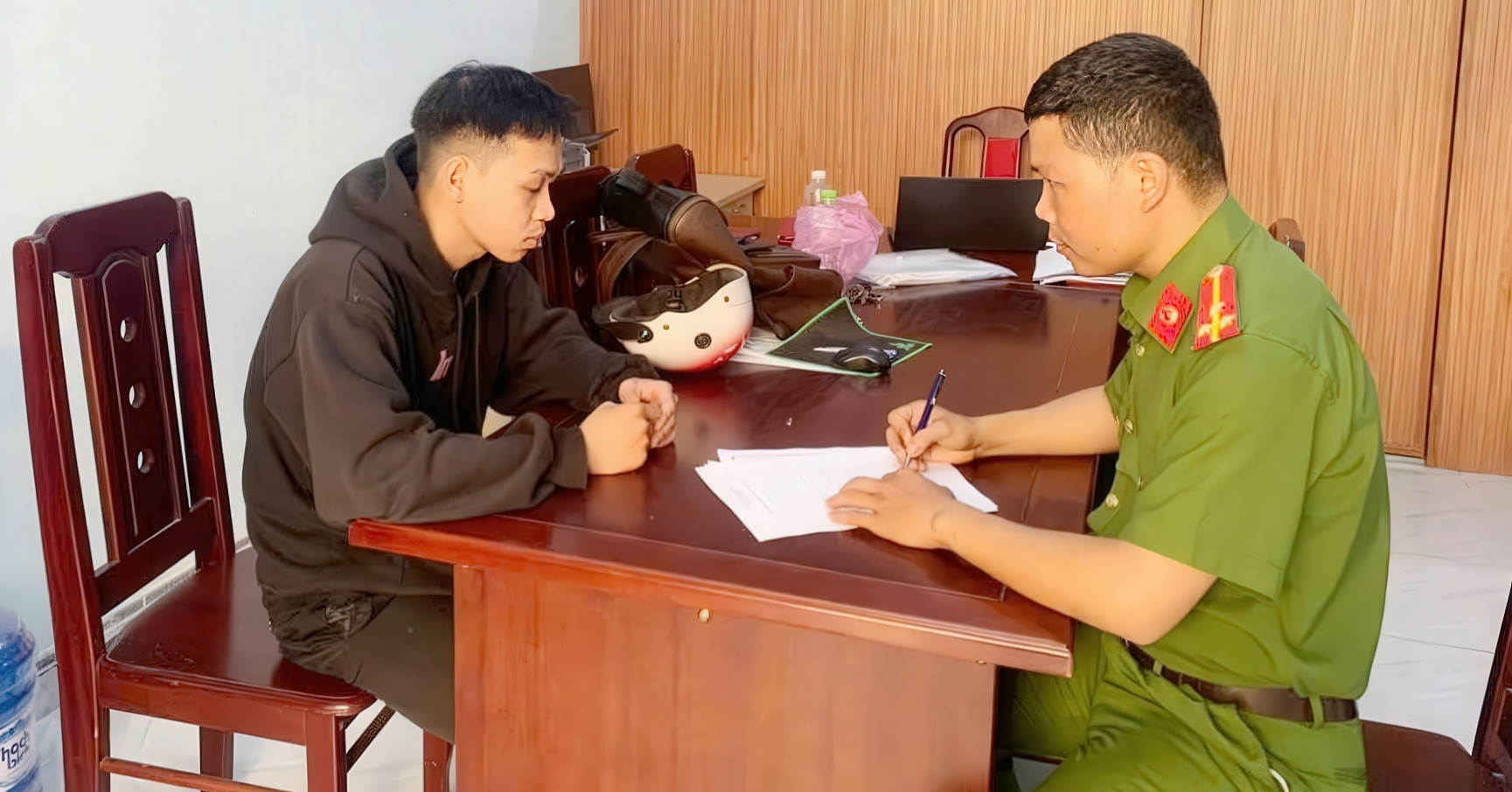 Vờ mua vé số, thanh niên giật sợi dây chuyền vàng gần 19 triệu của cụ bà 83 tuổi