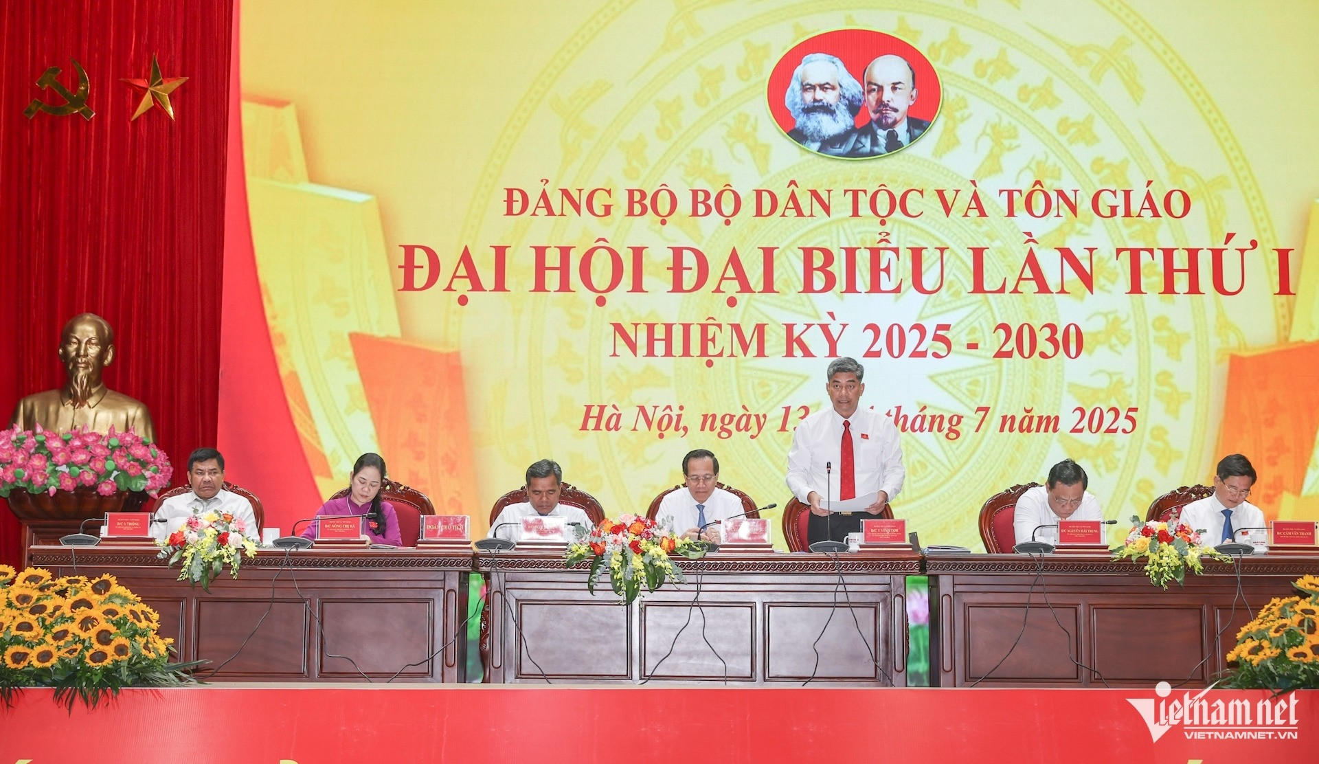 W-Bo Dan toc va Ton giao.jpg