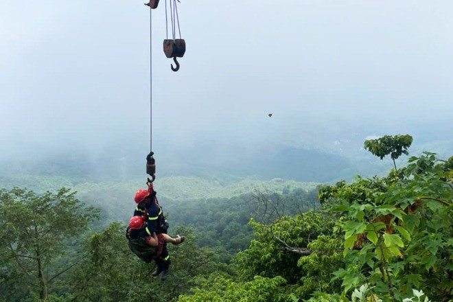 Hà Nội: Huy động xe cẩu giải cứu du khách lao xe máy xuống vực ở Ba Vì