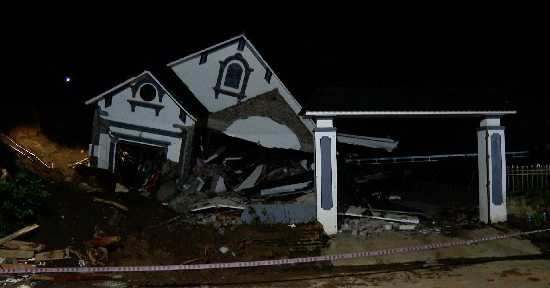 2.000 m3 đất, đá đổ ụp xuống căn nhà trong đêm, 2 mẹ con tử vong