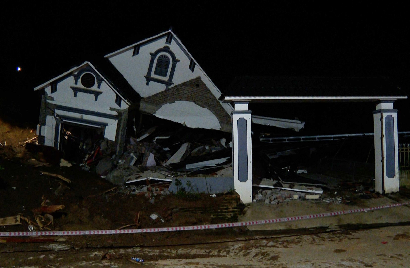 Bản tin sáng 14/7: 2.000 m3 đất đá đổ ụp xuống trong đêm, 2 mẹ con tử vong