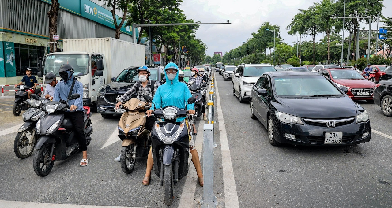 Cấm xe máy chạy xăng vào Vành đai 1: Hà Nội phả...