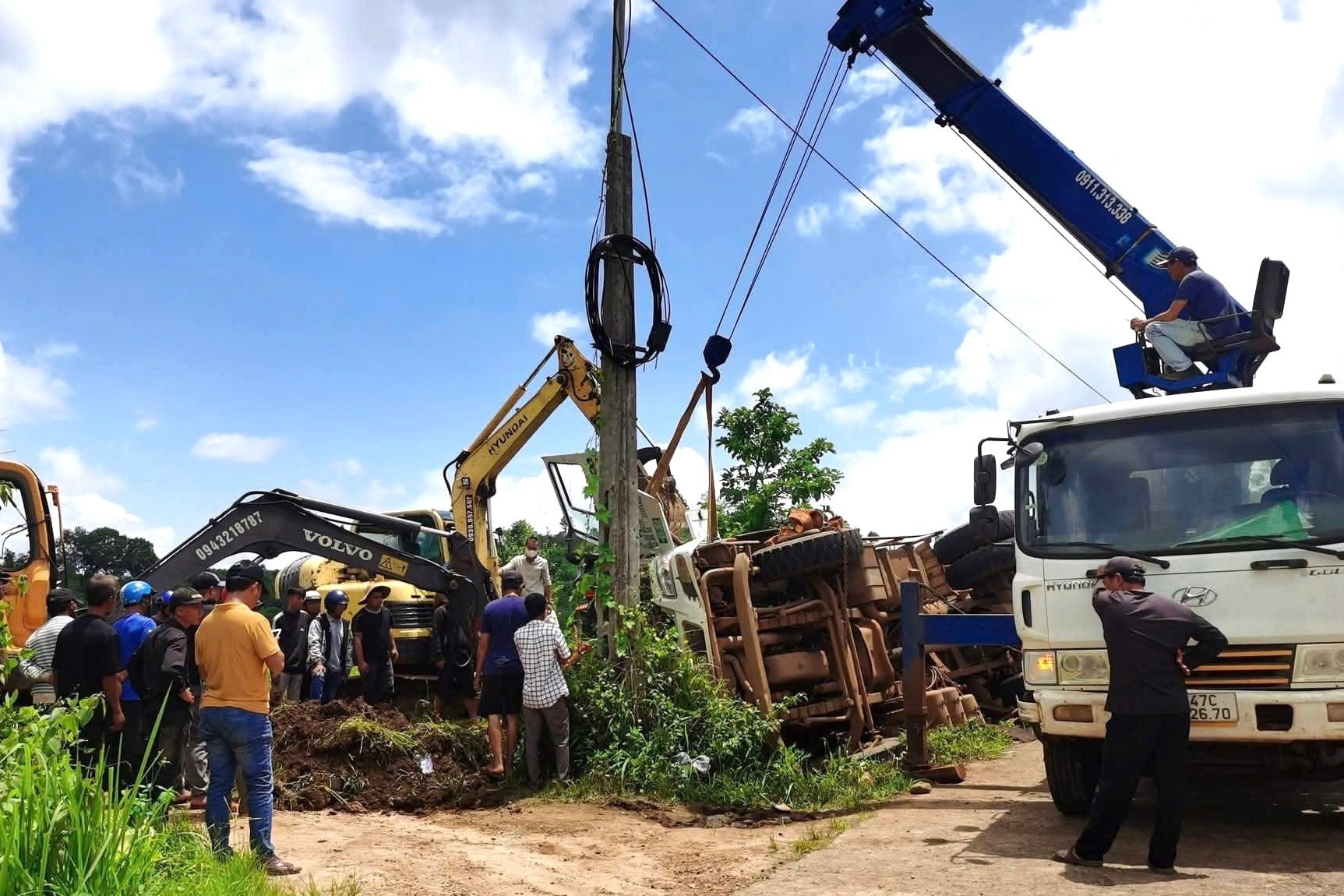 Cận cảnh hàng chục người đập cửa cứu phụ xe mắc kẹt trong cabin