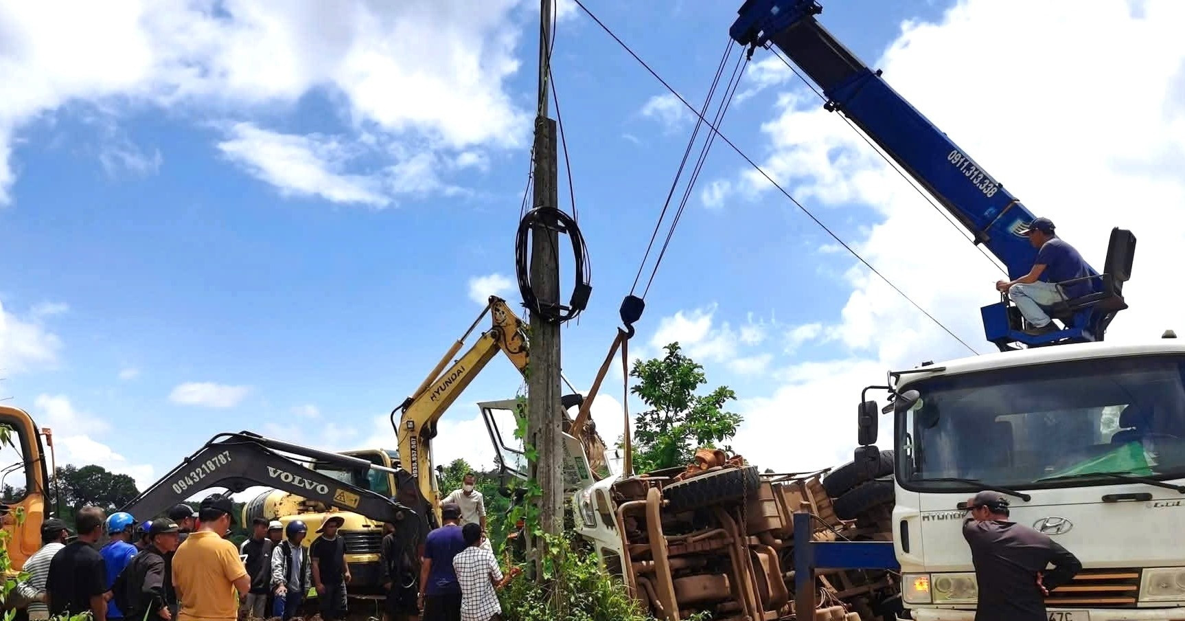 Cận cảnh hàng chục người đập cửa cứu phụ xe mắc kẹt trong cabin