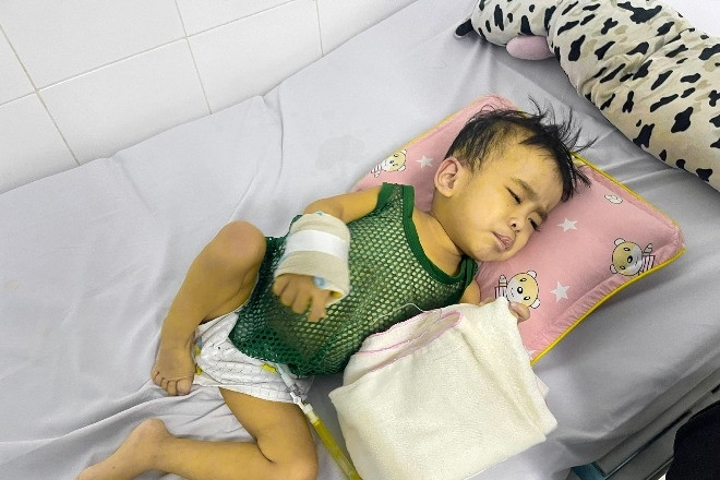 Cha hiến gan cứu con, mẹ nghèo lâm cảnh kiệt quệ chỉ biết ôm con chờ phép màu