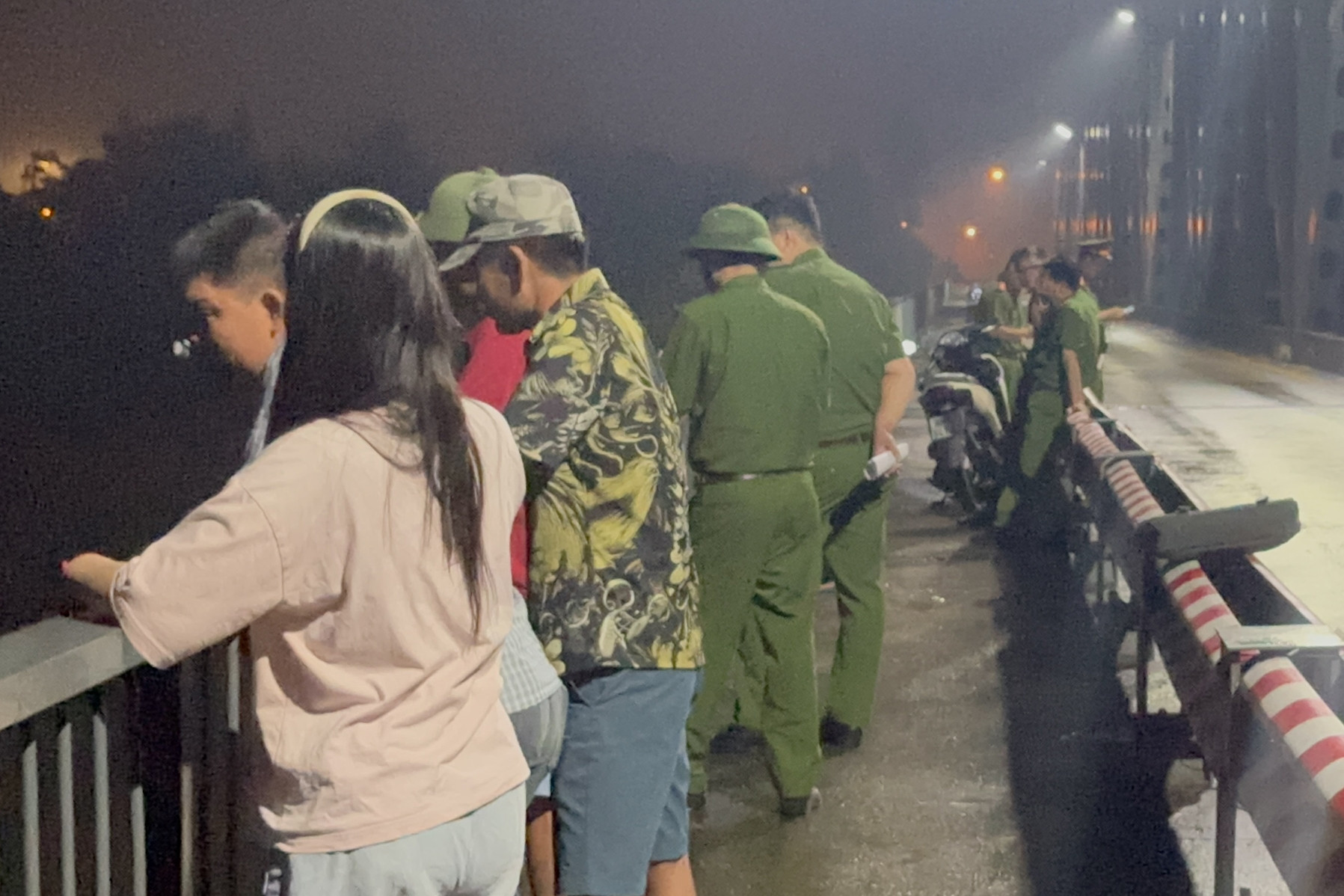 Cô gái trẻ để lại xe máy giữa cầu, nghi vấn nhảy sông mất tích