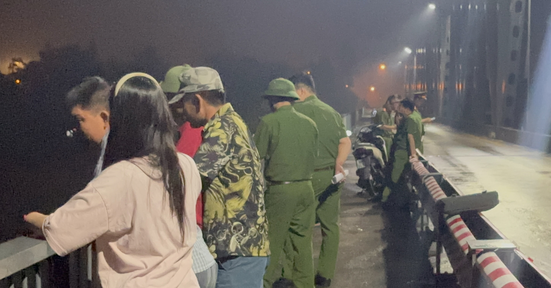 Cô gái trẻ để lại xe máy giữa cầu, nghi vấn nhảy sông mất tích