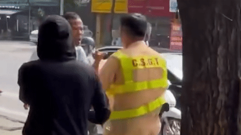 Người đàn ông đi xe máy vượt đèn đỏ còn tấn công CSGT