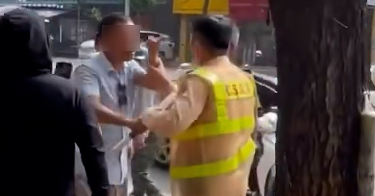 Người đàn ông đi xe máy vượt đèn đỏ còn tấn công CSGT