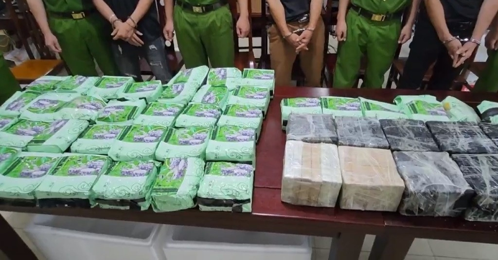 Danh tính &amp;apos;người vận chuyển&amp;apos; 60 bánh ma túy ở Nghệ An