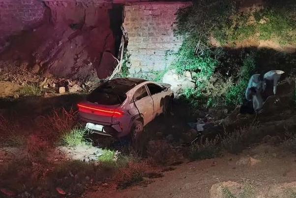 Đi theo chỉ dẫn Google Maps, chiếc xe SUV lao xuống suối vì cầu chưa xây xong