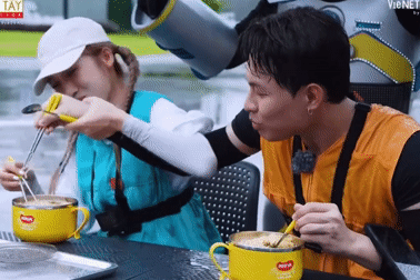Emily ‘chơi lớn’ nắm tay học trò của chồng, Kaity Nguyễn tự nhận ‘chơi dơ’