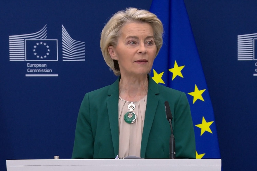 EU hoãn áp biện pháp trả đũa thuế 30% của ông Trump