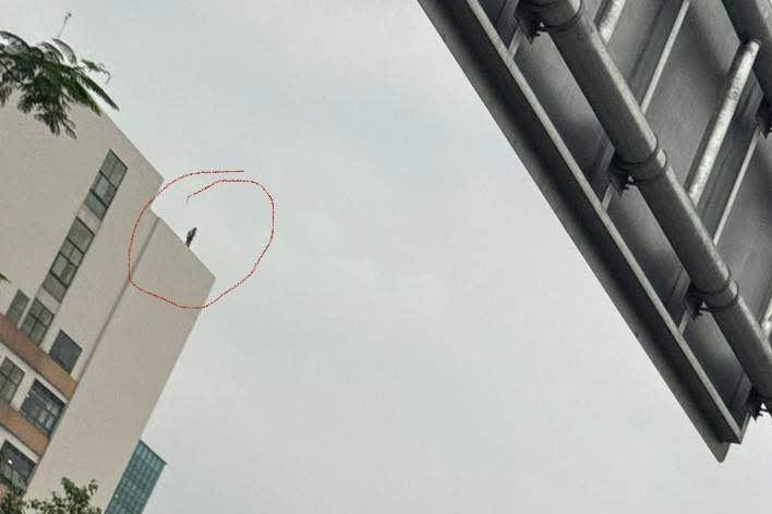 Giải cứu người phụ nữ trèo lên nóc nhà Bệnh viện Bạch Mai