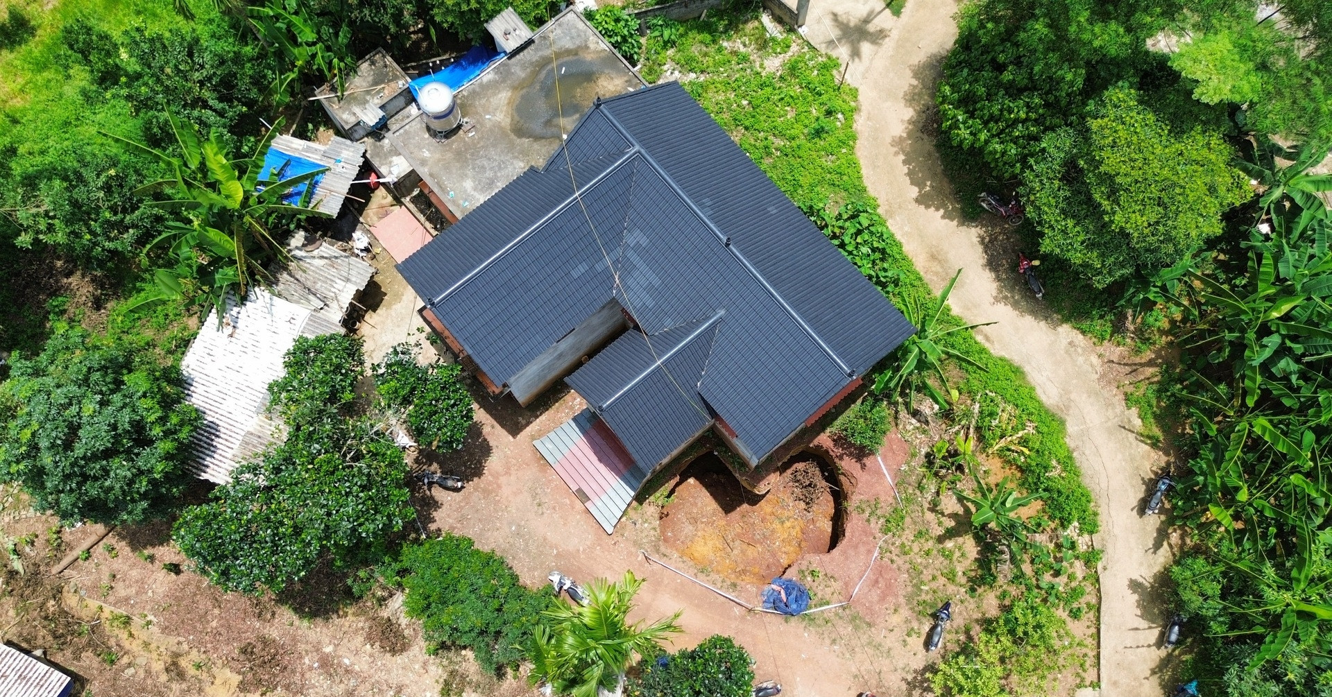 Hiện trường vụ 5 người trong gia đình gặp cảnh đáng sợ trước cửa nhà