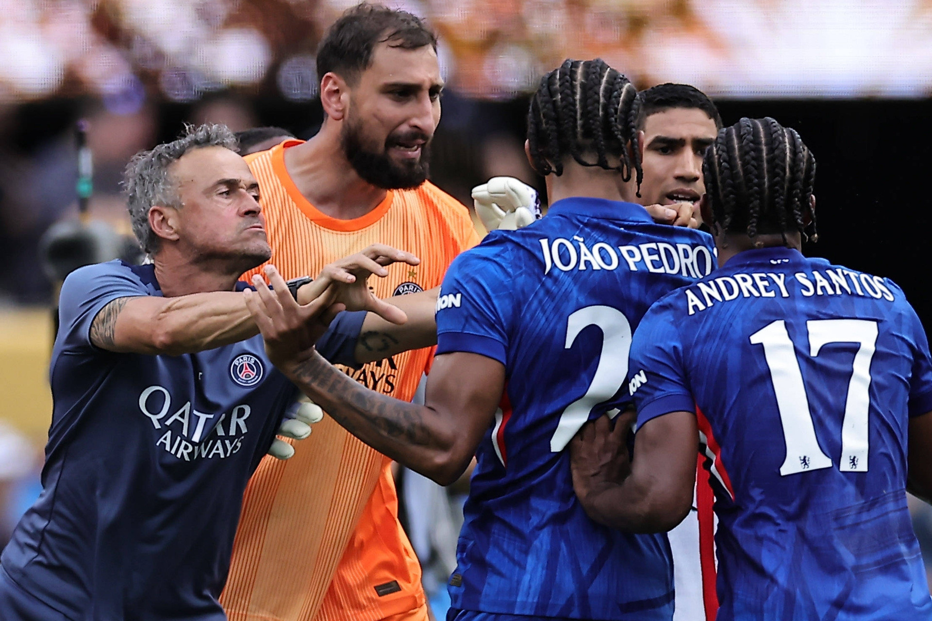 Luis Enrique tát Joao Pedro: Kẻ thua cuộc hung hăng