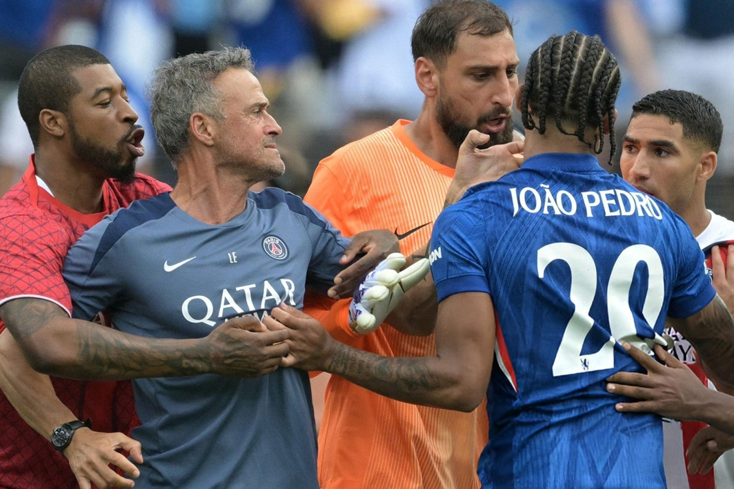 HLV Luis Enrique tức giận tát cầu thủ Chelsea