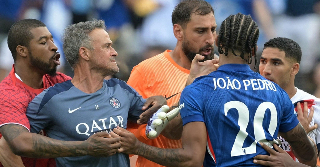 HLV Luis Enrique tức giận tát cầu thủ Chelsea