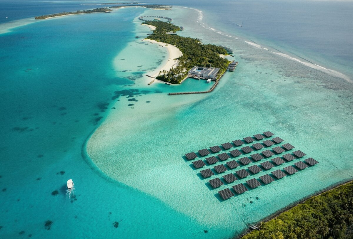 Maldives làm điện mặt trời nổi trên biển