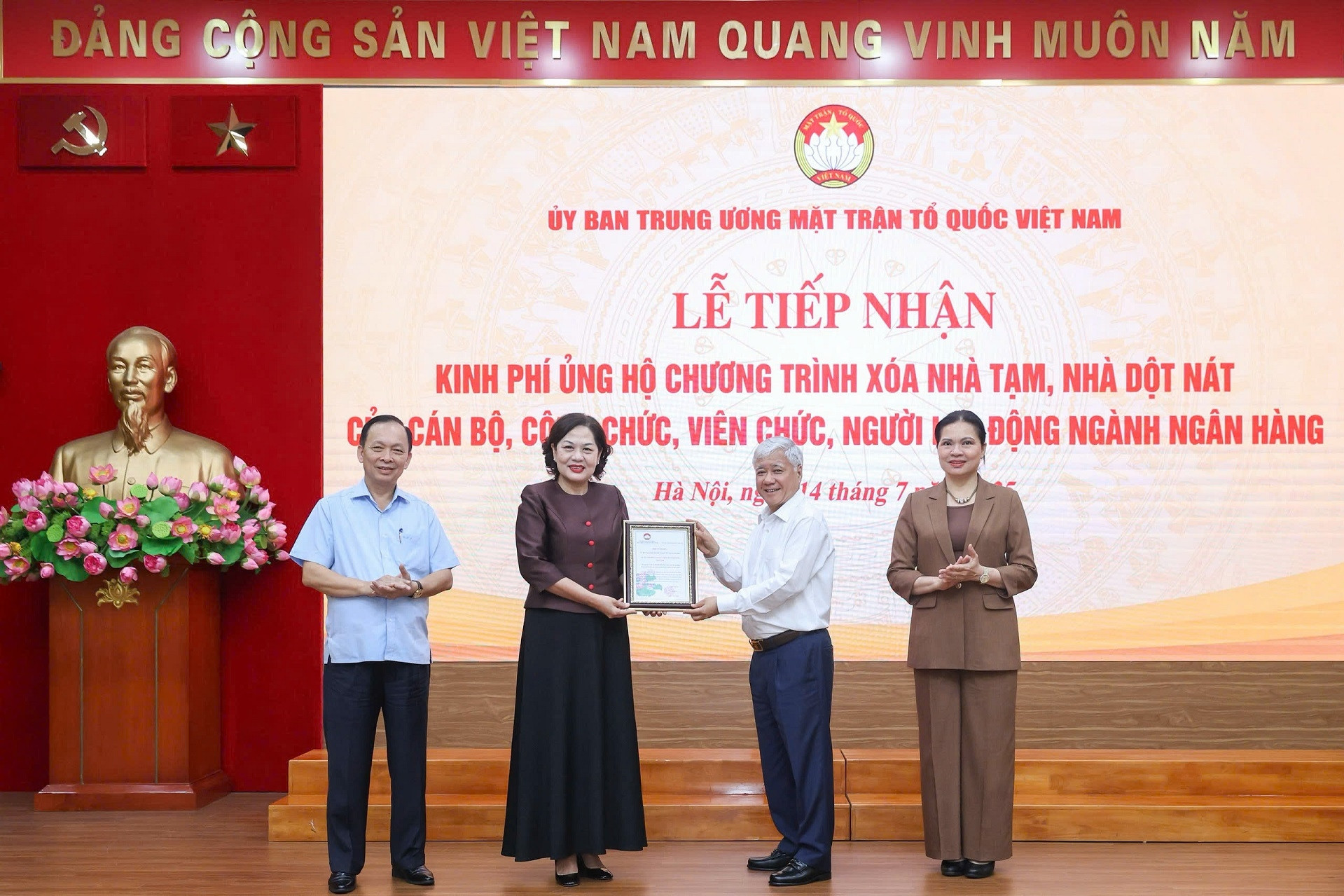 Mặt trận tiếp nhận thêm 82 tỷ đồng từ ngành ngân hàng, hỗ trợ xóa 1.366 nhà tạm