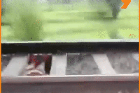 Nằm trên đường ray để quay video, cậu bé suýt mất mạng vì trò dại dột