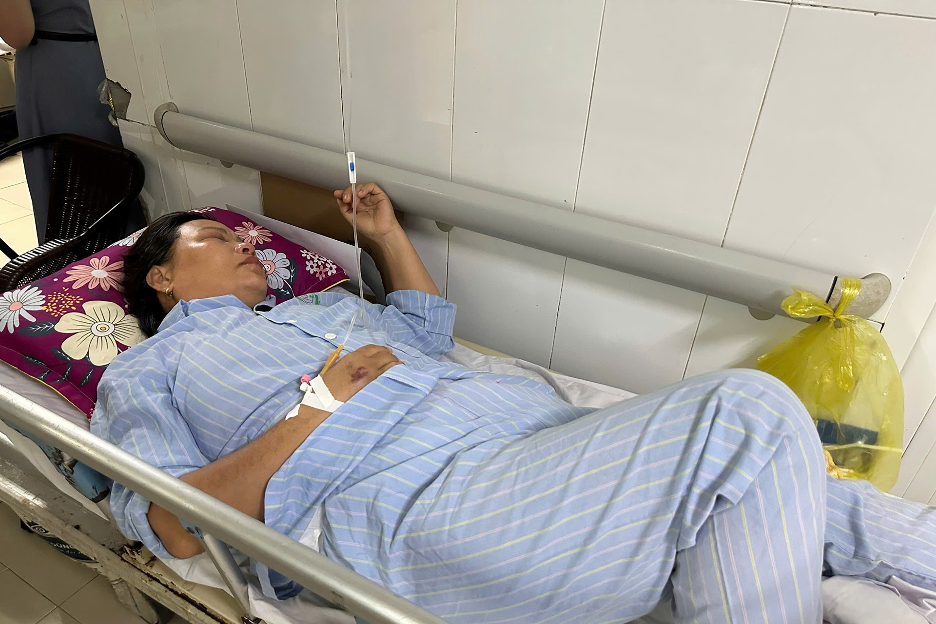 Nữ giáo viên kể phút bàng hoàng khi ô tô tông 2 xe máy rồi lao xuống sông
