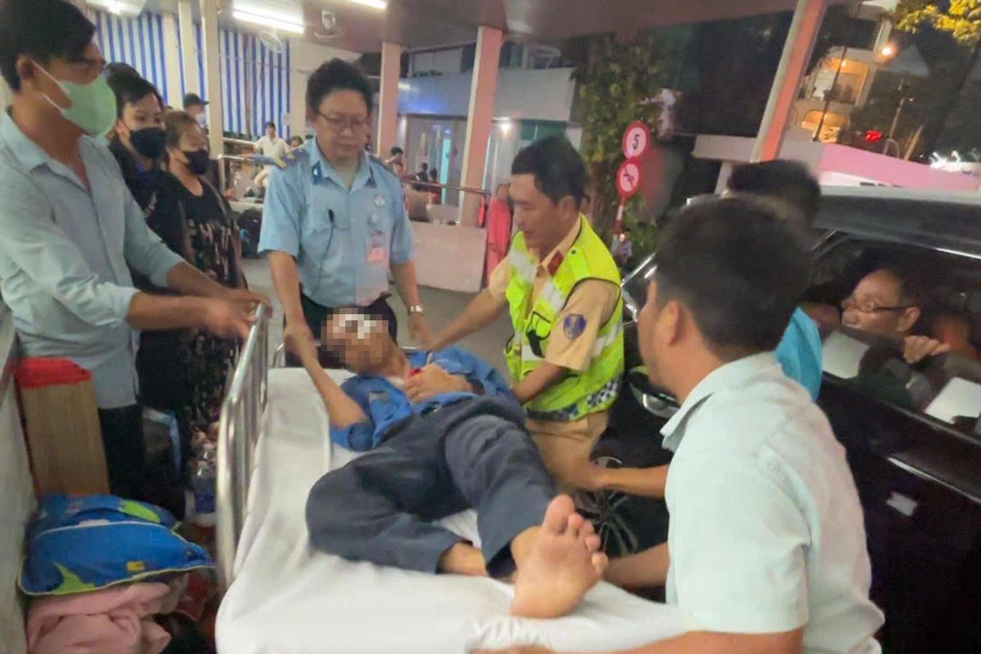 Ô tô bất ngờ dừng ở cao tốc, CSGT làm điều không ai ngờ tới