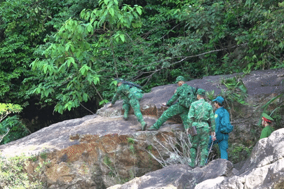 Theo chân bộ đội biên phòng băng rừng, lội suối, vượt dốc, tuần tra vùng biên