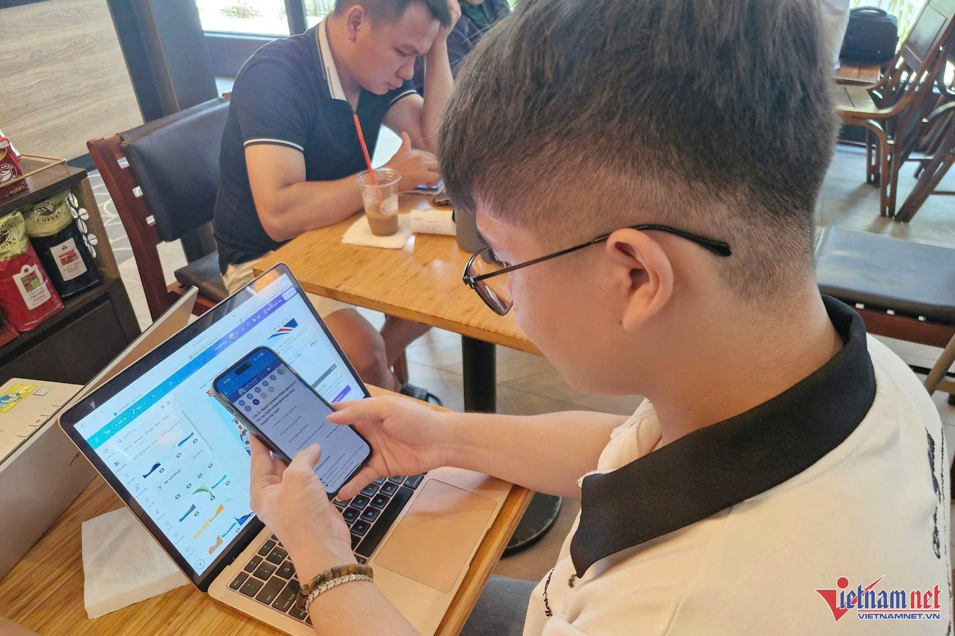 W-dich vu cong truc tuyen 01 1.jpg