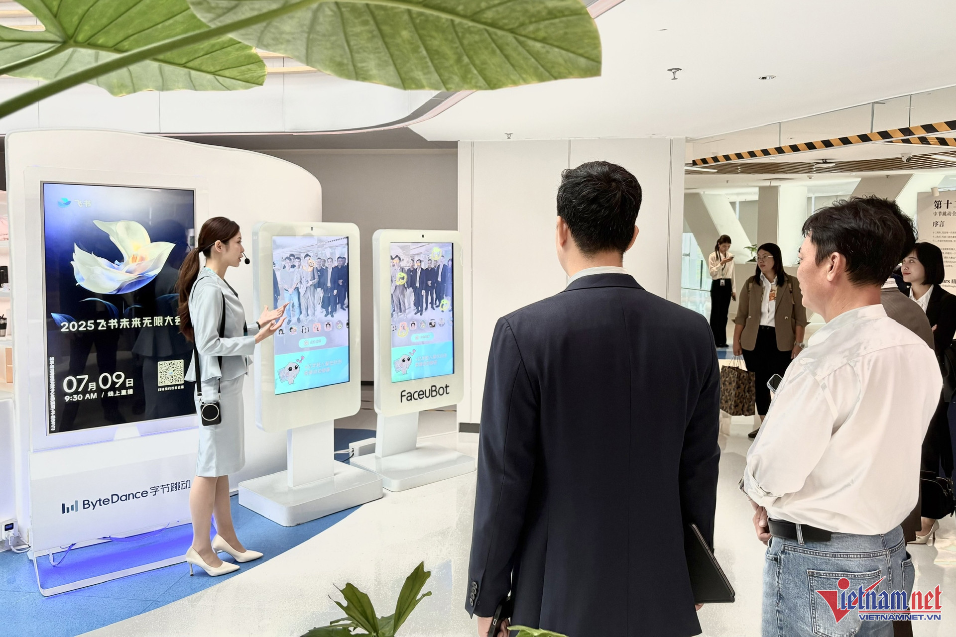 W-hop tac Viet Trung 02 1.jpg