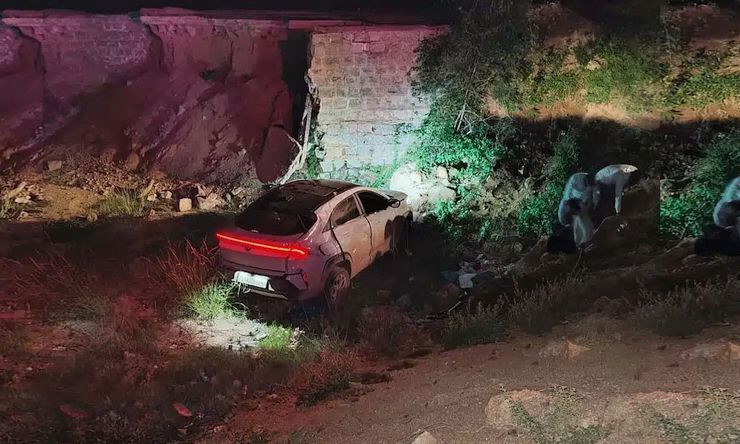 xe SUV roi xuong suoi.jpg