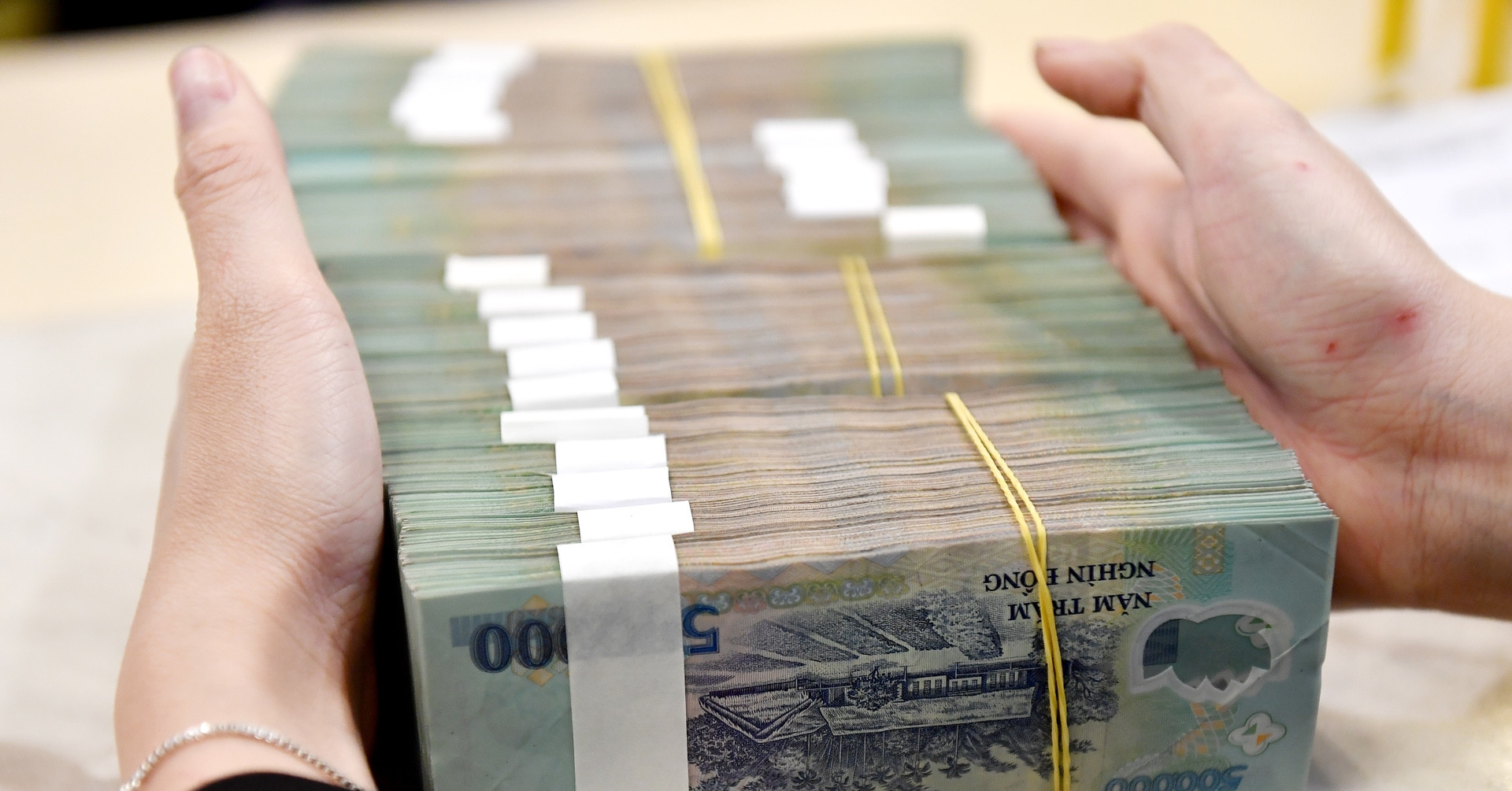 Lãi suất ngân hàng hôm nay 15/7/2025: Gừi từ 10...
