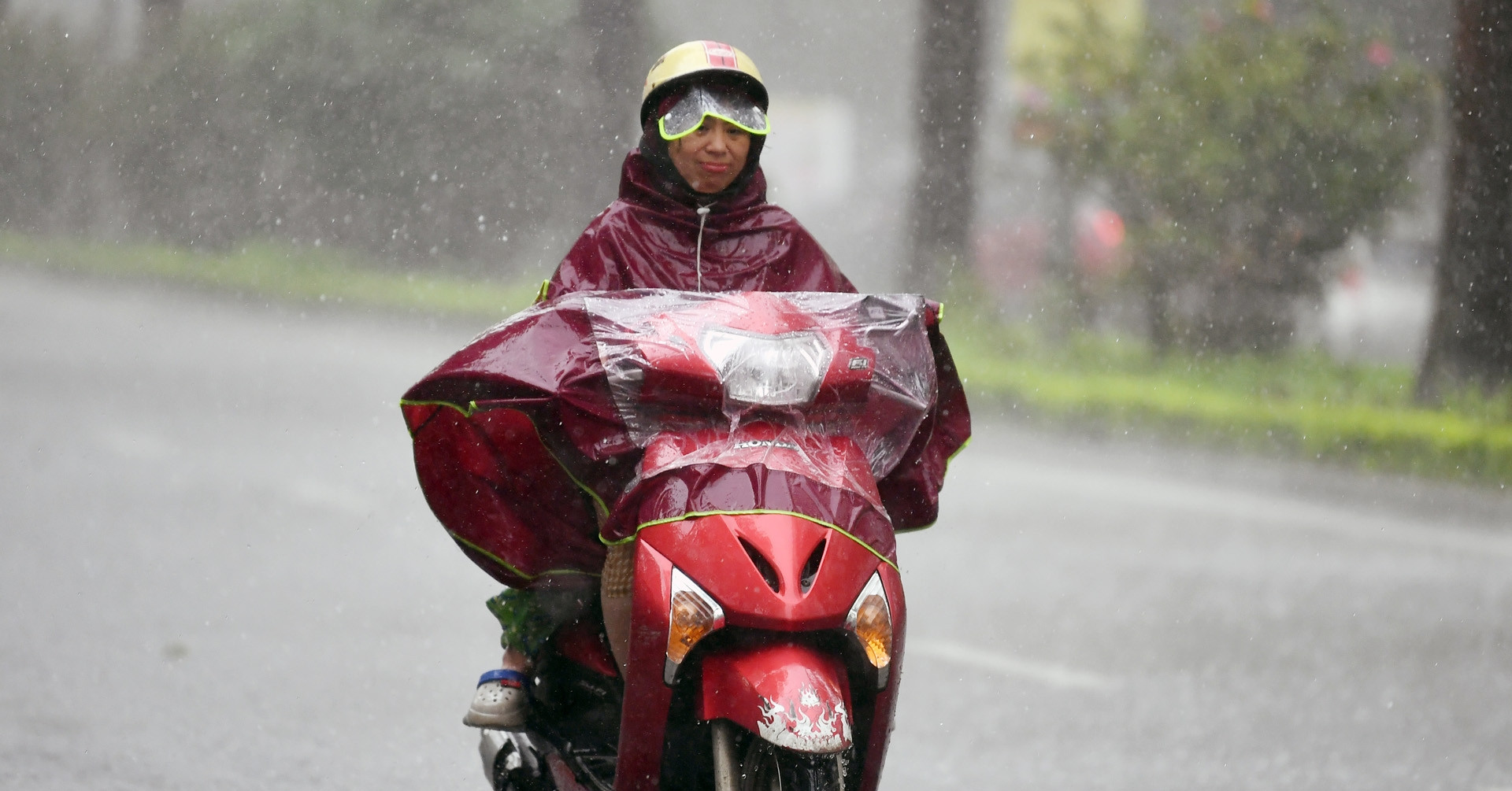 Dự báo thời tiết 16/7/2025: Nhiều nơi ở miền Bắc và Nam Bộ mưa to cục bộ