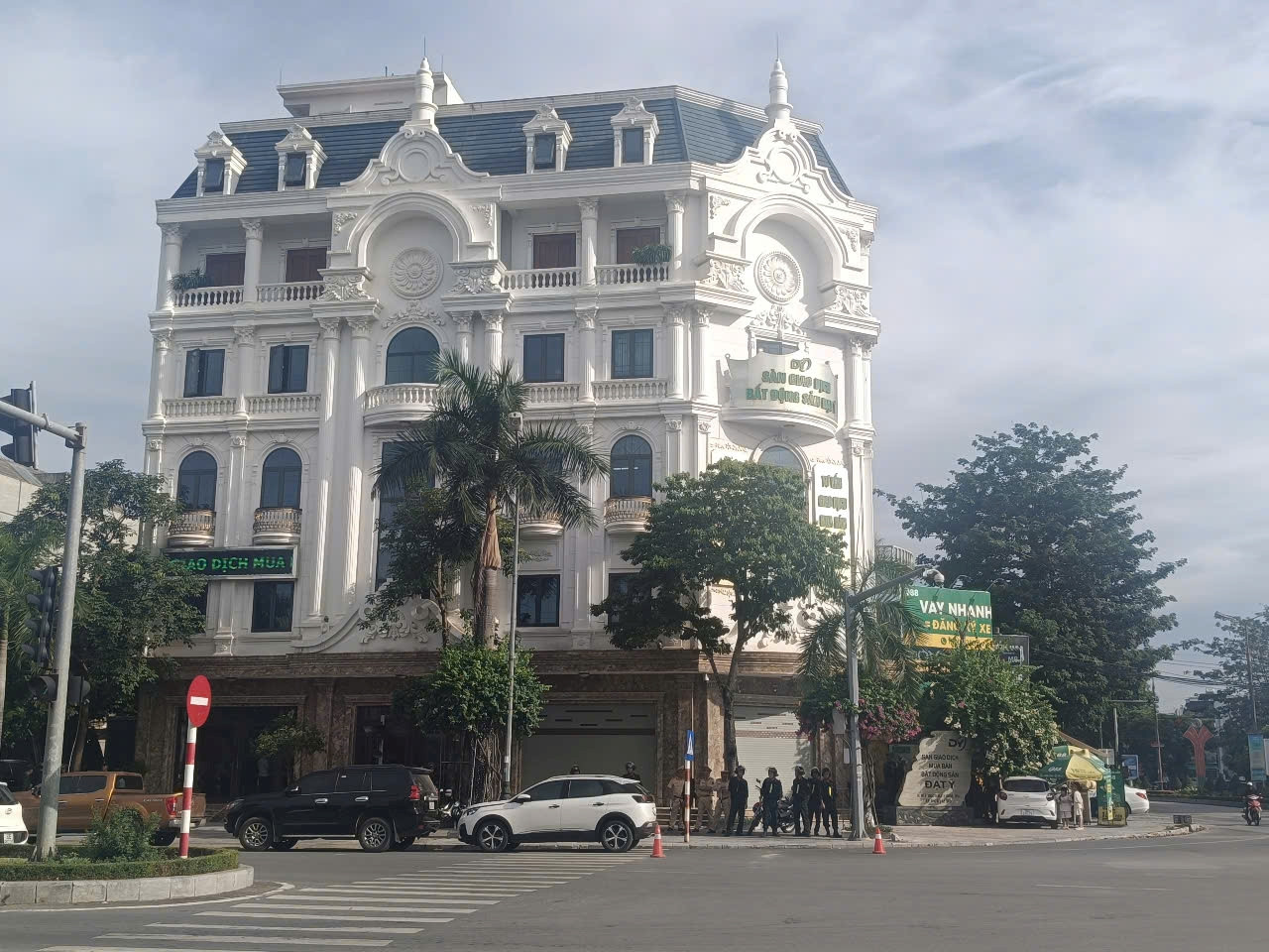 a1Tiếp tục khám xét nhà một trùm.jpg