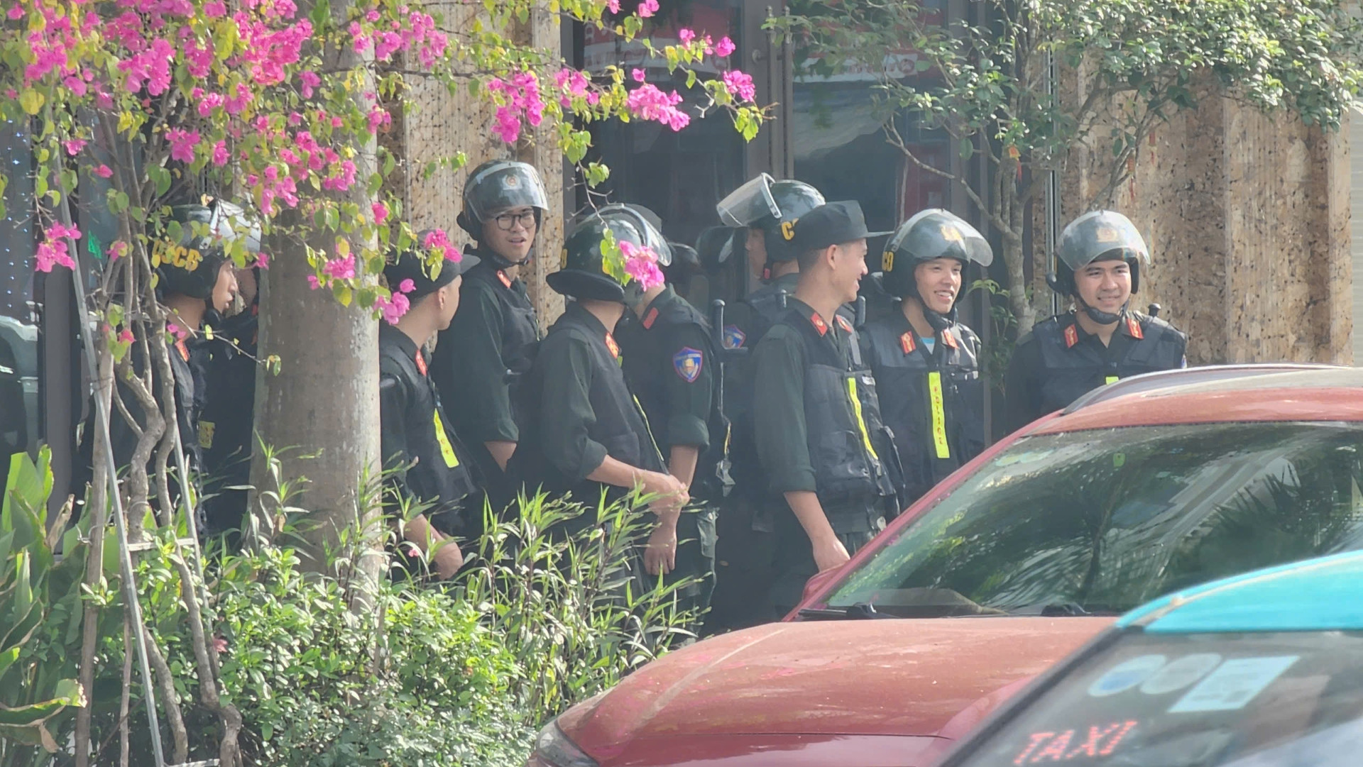 a2Tiếp tục khám xét nhà một trùm.jpg