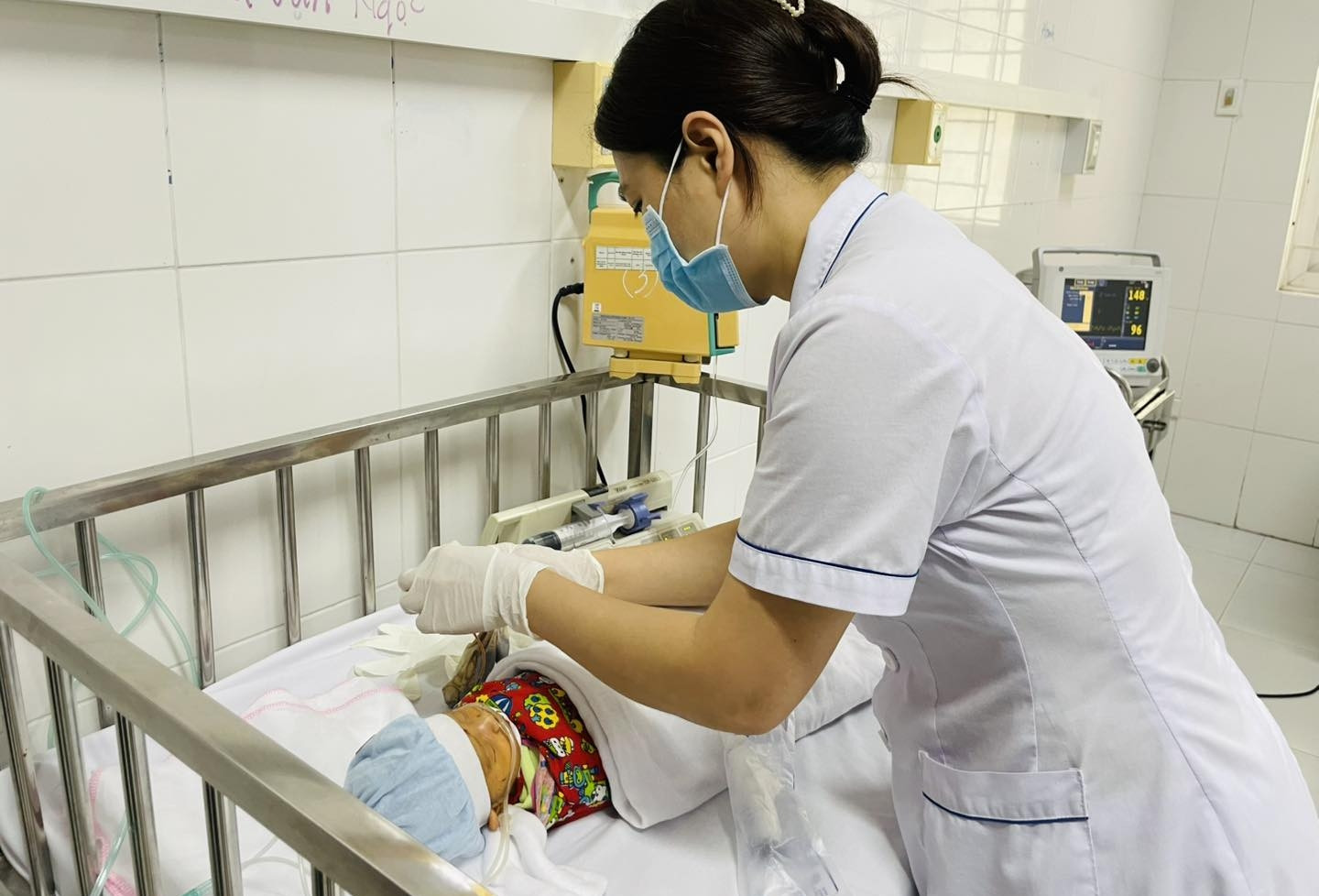 Bé sơ sinh nguy kịch sau ca đẻ rơi, gia đình tự cắt rốn, rạch da 'giải bệnh'