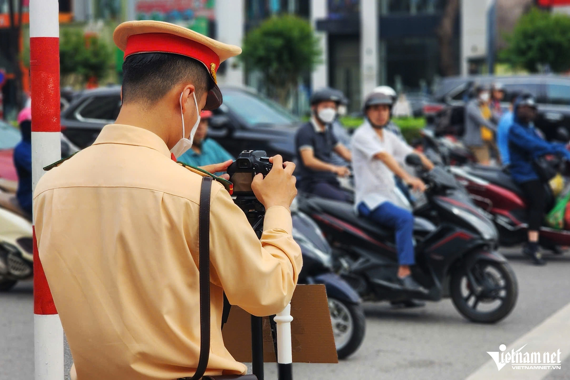 CSGT giảm hiện diện, 'mắt thần' soi rõ đối tượng xa 500-700m: Người dân lợi gì?