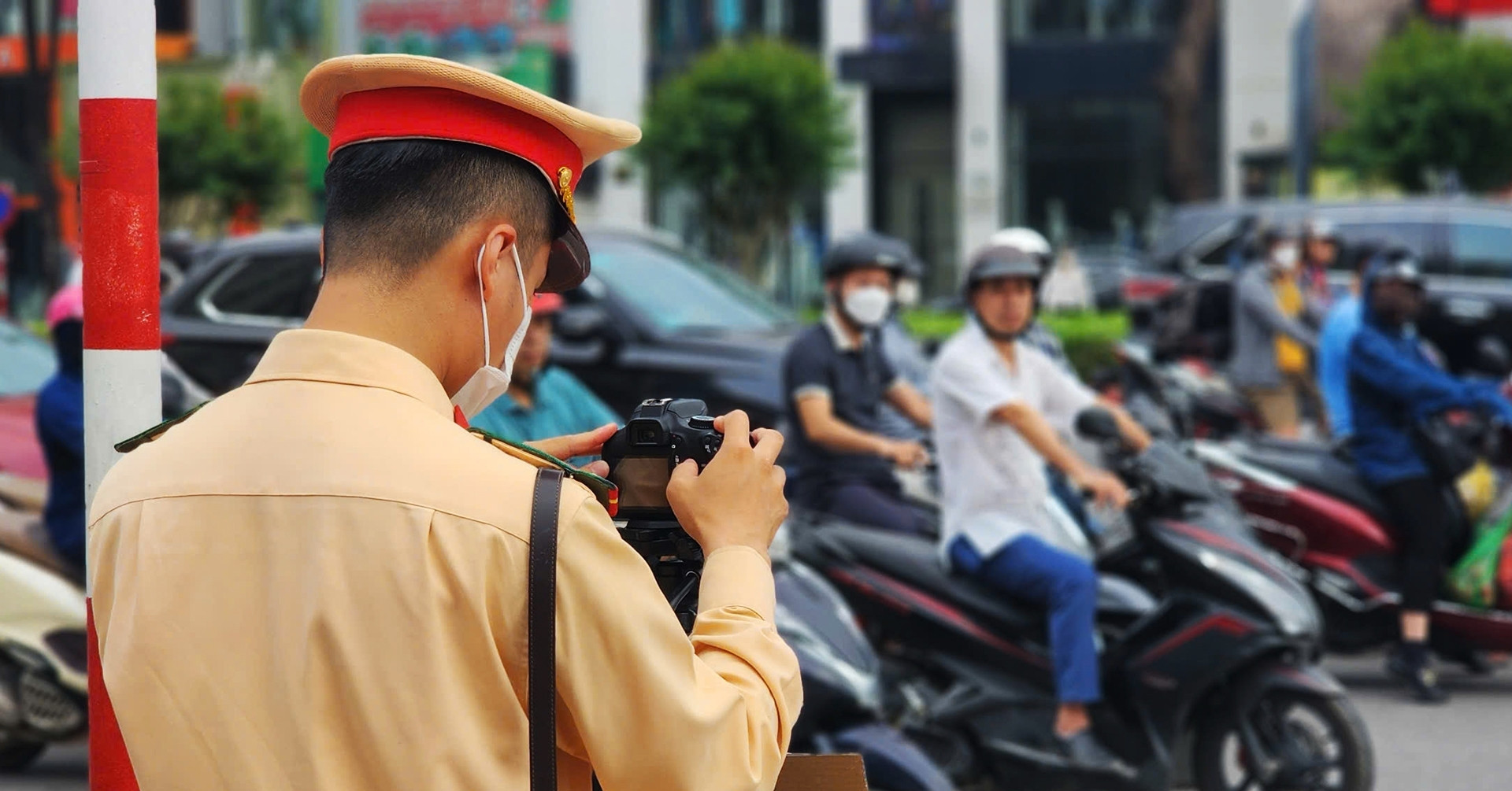 CSGT giảm hiện diện, &amp;apos;mắt thần&amp;apos; soi rõ đối tượng xa 500-700m: Người dân lợi gì?