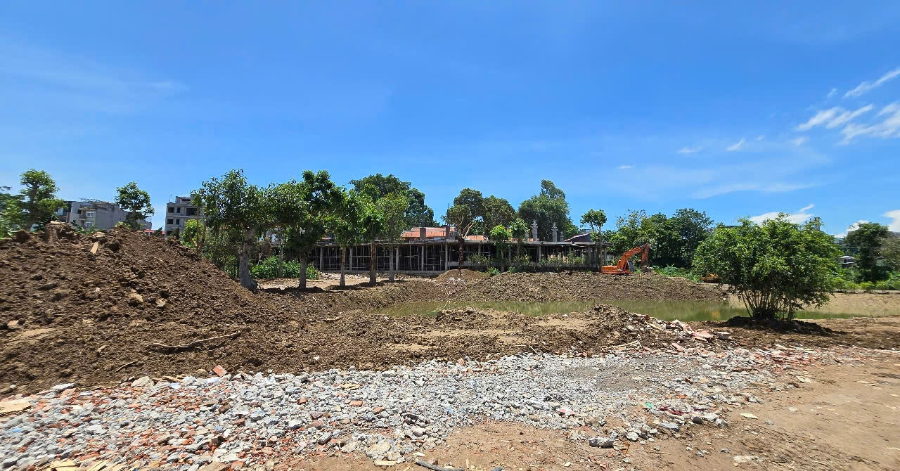 Đê điều Hà Nội bị &amp;apos;bóp nghẹt&amp;apos; do lấn chiếm, nguy cơ vỡ trận khi lũ lớn