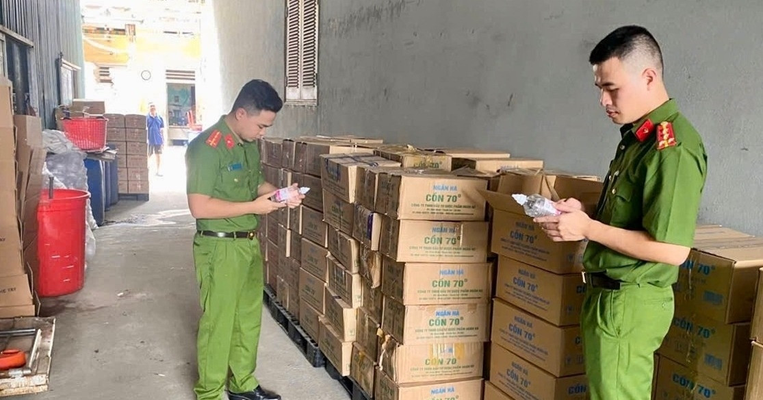 Đường dây sản xuất cồn giả do nguyên phó chủ tịch thị trấn ở Hà Nội điều hành