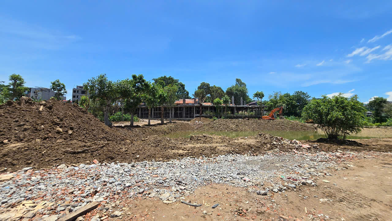 lấn chiếm hành lang đê điều sông hồng .jpg