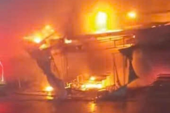 Lửa bao trùm ki-ốt chợ ở TPHCM, dân hô hoán dập lửa nhưng bất thành